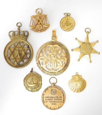Plusieurs types de médailles d'or sont exposés sur un fond blanc