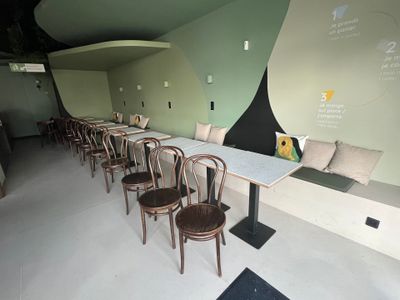 une longue table avec des chaises et un banc au milieu de la pièce