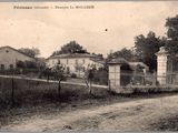une photo en noir et blanc représentant un portail et une maison