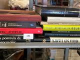 plusieurs livres empilés sur une table