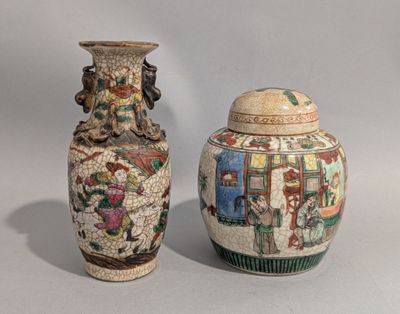 deux vases posés l'un à côté de l'autre sur une table