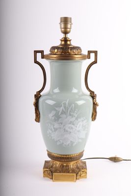 une lampe posée sur une table