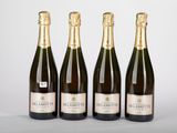 trois bouteilles de champagne posées côte à côte sur une table