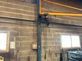 une photo d'un garage avec une grande grue suspendue au plafond
