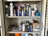 une armoire remplie de produits d'entretien et d'autres articles