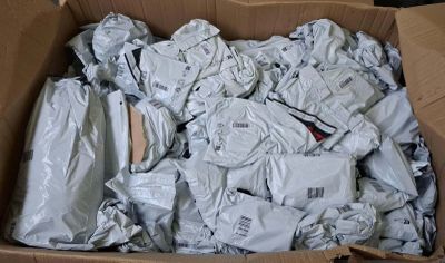 une boîte en carton remplie d'un grand nombre d'objets blancs