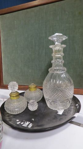 Cristal : carafe en cristal taillé ; joint deux flacons en crista...