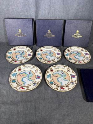 Royal Worcester suite de 5 assiettes en porcelaine décor pol…