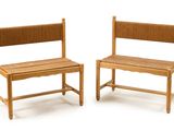 deux chaises en bois assises l'une à côté de l'autre sur une surface blanche