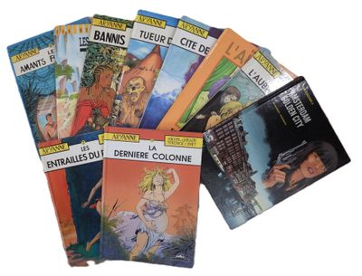 un grand nombre de livres posés sur une table