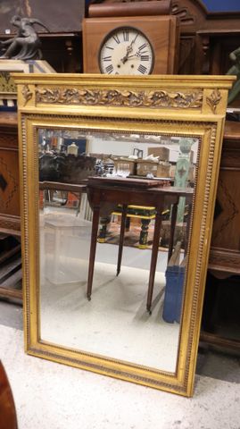 Miroir biseauté cadre doré à décor de feuillage H : 115 x 77