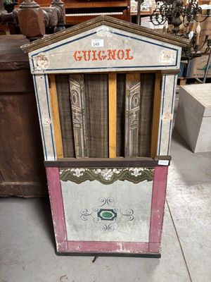 une petite boîte en bois sur laquelle est apposée une étiquette