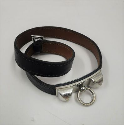 collier pour chien en cuir muni de deux anneaux métalliques et d'une lanière en cuir