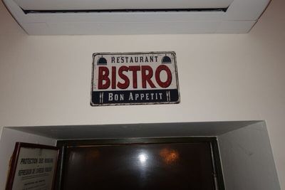 une enseigne indiquant « bistro » sur le mur au-dessus de la porte