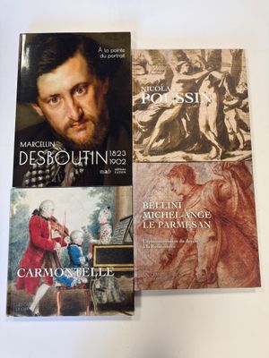 deux livres posés sur une table blanche, l'un posé sur l'autre