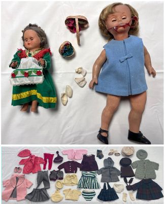 Lot de 2 poupées type Bella ou GéGé avec leurs trousseaux – H 40 et 26