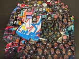 un tas de vêtements et d'autres objets posés sur une table