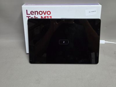 Quelqu'un prend une photo de l'arrière d'une tablette Lenovo
