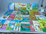 de nombreux livres pour enfants qui se trouvent sur la table