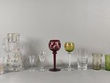 de nombreux verres et vases posés sur une table