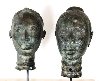 deux têtes de femme en bronze posées sur un socle en bois