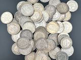 un tas de pièces d'argent posé sur une surface noire