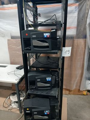 un rack de matériel électronique exposé dans une pièce