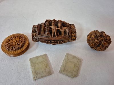 JAPON Noix sculptée à décor de sages Taoïstes, tabatière en …