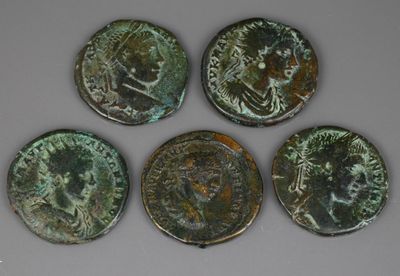 six pièces de monnaie romaines antiques représentant des têtes d'hommes
