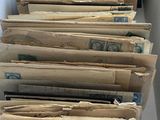 beaucoup de papiers dans une boîte posée sur la table