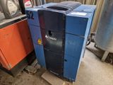 une machine bleue et noire placée à côté d'une machine rouge et orange