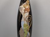un vase noir orné d'une image représentant une femme