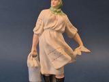figurine représentant une femme en robe blanche tenant un seau d'eau