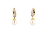 une paire de boucles d'oreilles en perles et diamants sur fond blanc