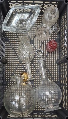 un panier rempli de bouteilles en verre et d'autres objets