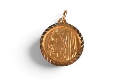 une image représentant une médaille d'or sur laquelle figure Jésus
