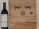 une boîte en bois avec une bouteille de vin à côté