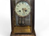 une petite horloge posée sur une table