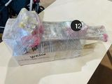 un objet en plastique posé sur une table et emballé dans du plastique