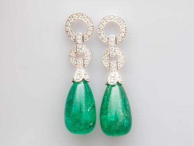 une paire de boucles d'oreilles en émeraude et diamant