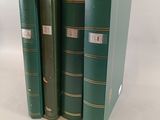 trois livres verts superposés sur une surface blanche