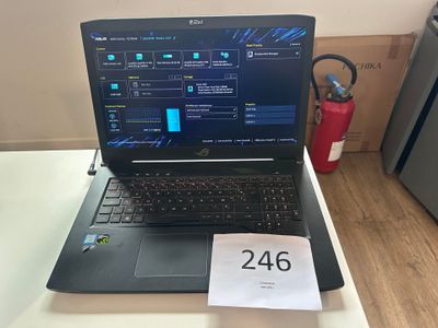 un ordinateur portable posé sur une table avec une étiquette de prix dessus