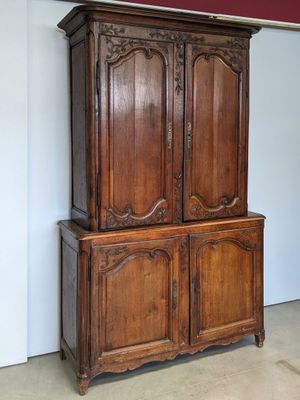 une grande armoire en bois surmontée de deux portes