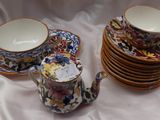plusieurs tasses et soucoupes posées sur une table