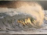 une photo d'une photo représentant une grande vague dans l'océan