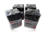 trois boîtes de serviettes noires emballées dans du plastique, posées sur une surface blanche