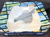 une boîte contenant une maquette d'avion de chasse