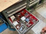 un tiroir rempli d'outils divers dans un garage