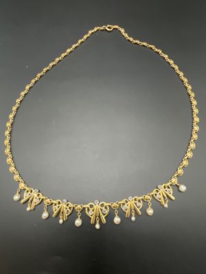 un collier en or orné de perles sur fond noir