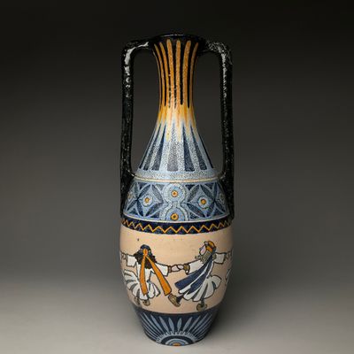 un vase avec un tableau posé sur une table